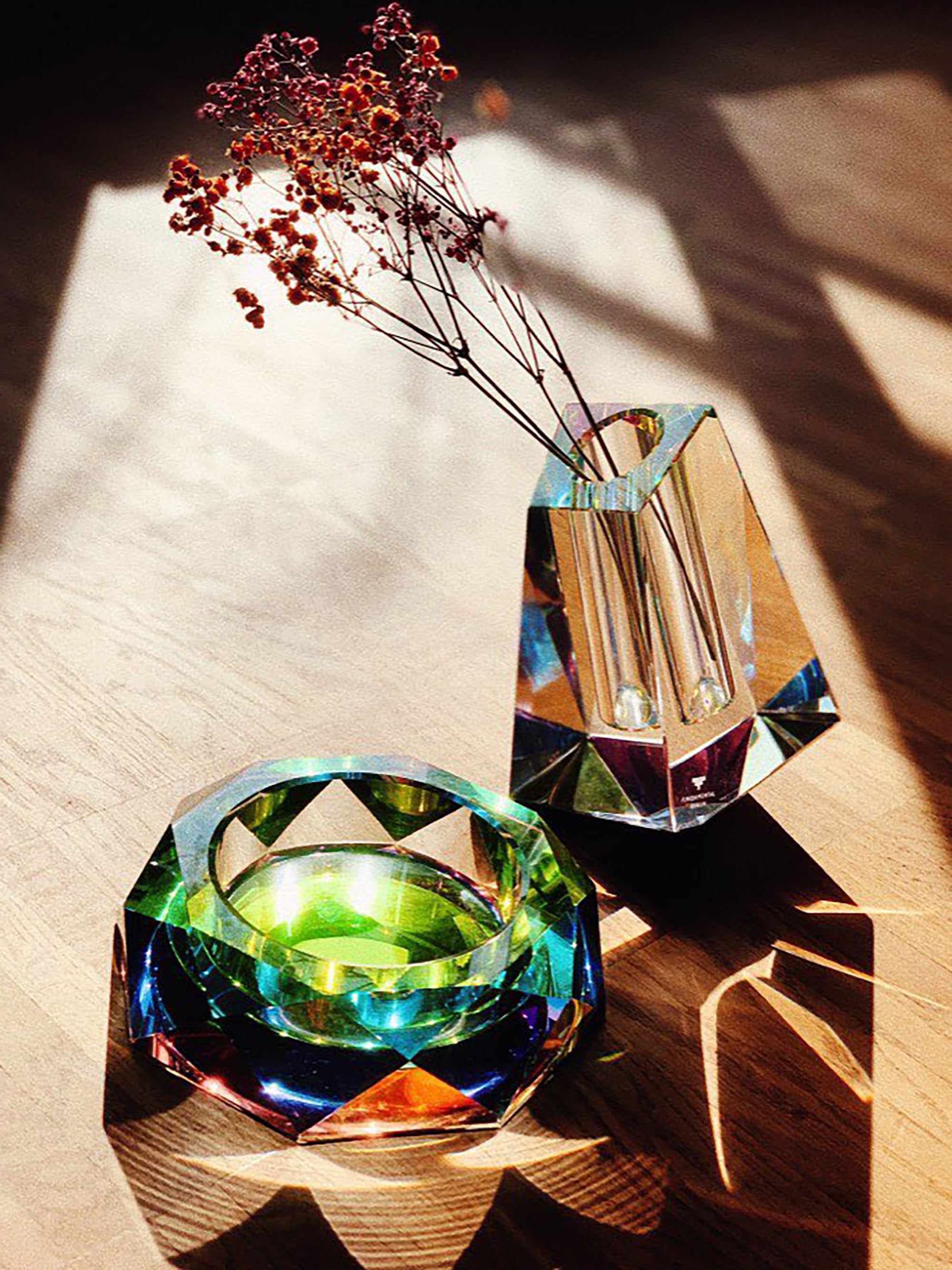 FUNDAMENTAL Rainbow Small Vase ファンダメンタル Rainbow: Dichroic Crystal Objects | Fundamental.Berlin